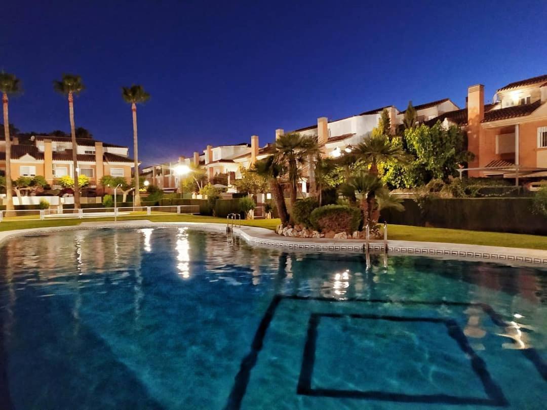 Adosado Familias Al Lado De La Playa, Con Piscina *